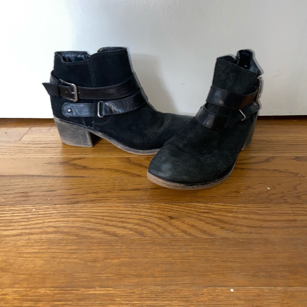 Black short cut boot wedge heels